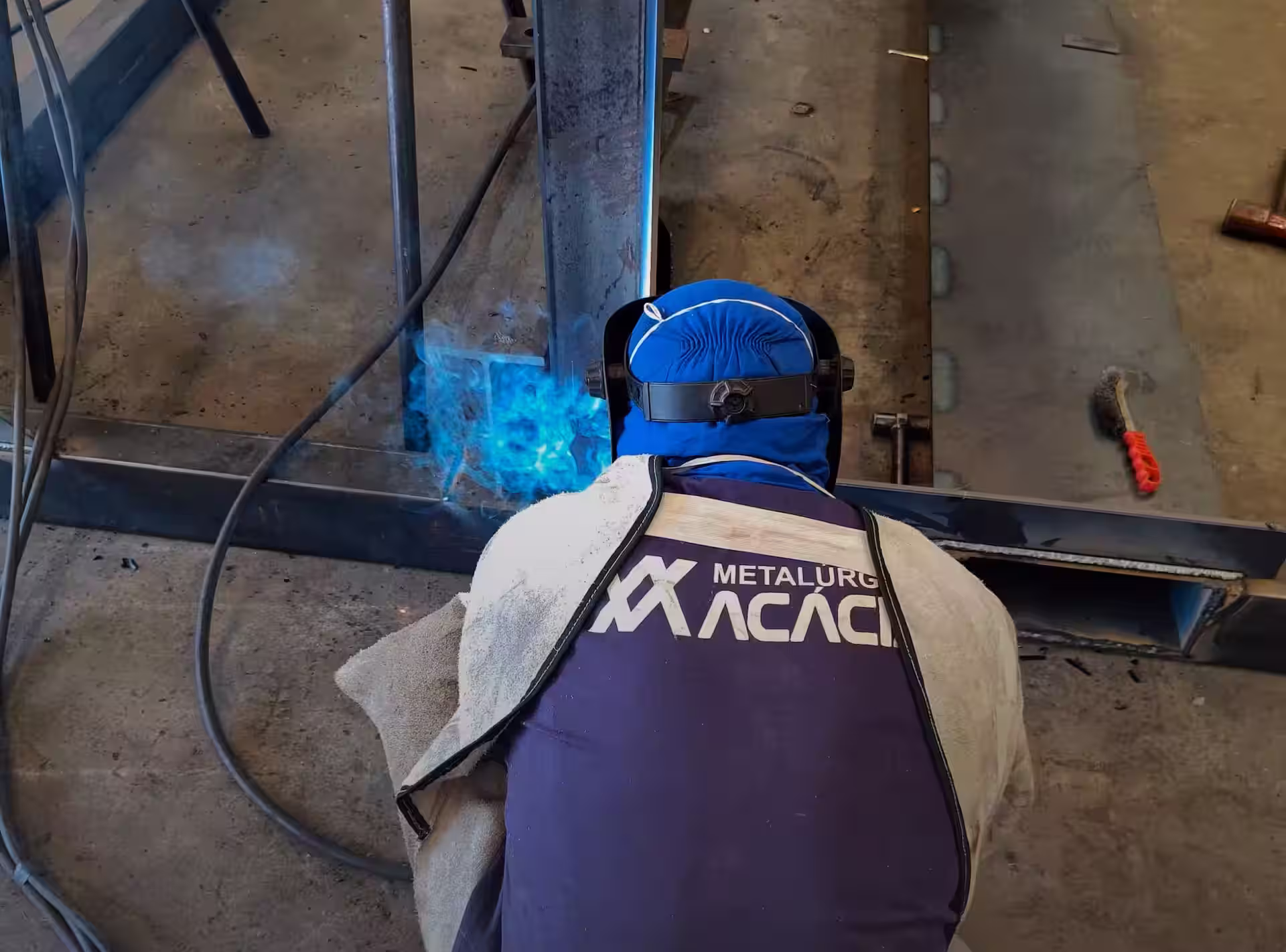 funcionário acácia realizando soldagem em caçamba plataforma