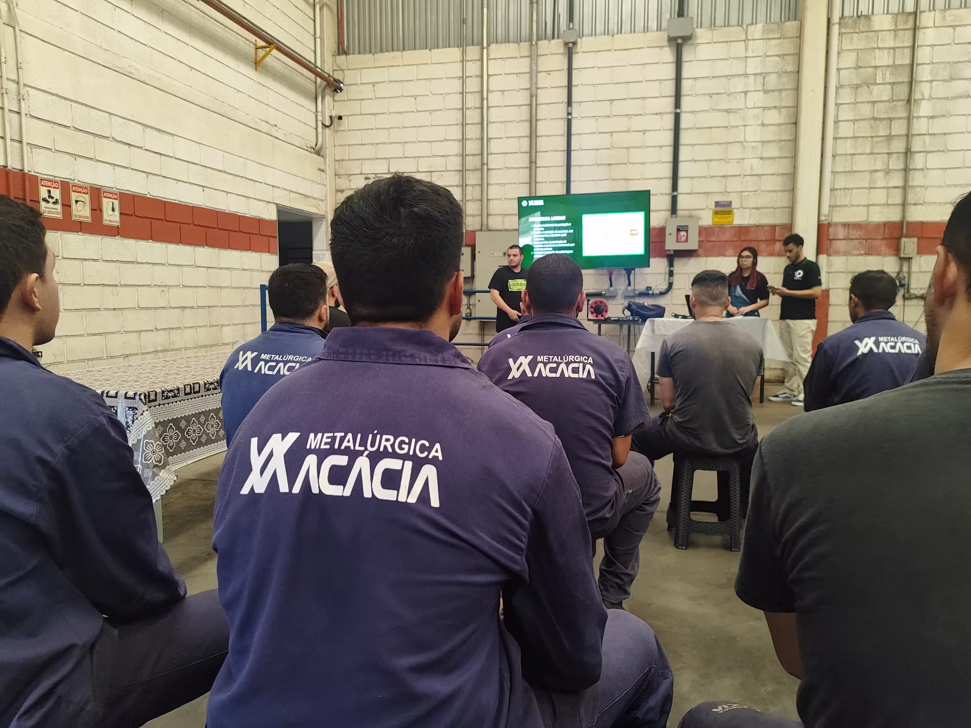 funcionários acácia em reunião para entrega de caçamba