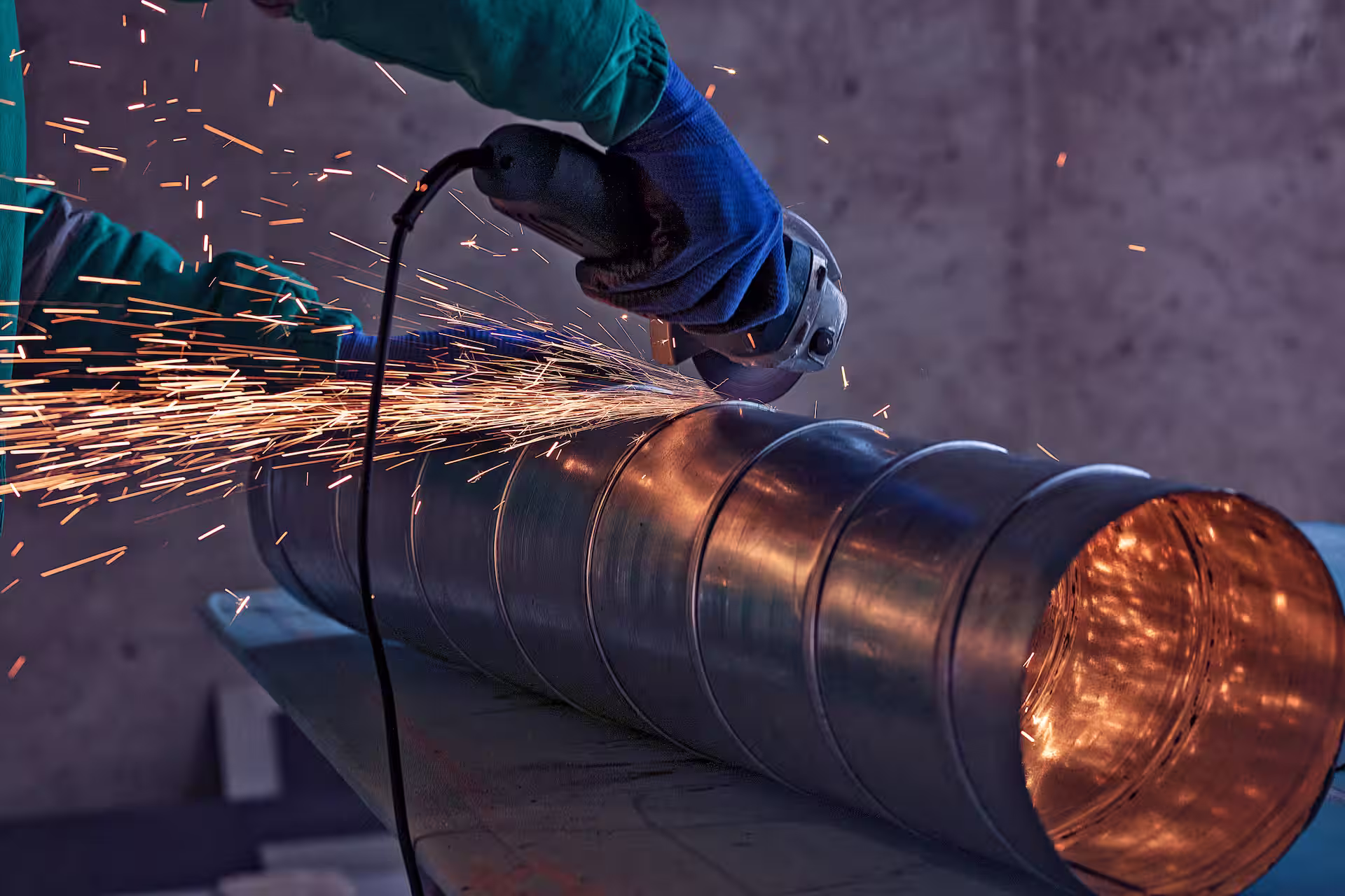 funcionário acácia soltando uma peça de metal para caçambas customizadas