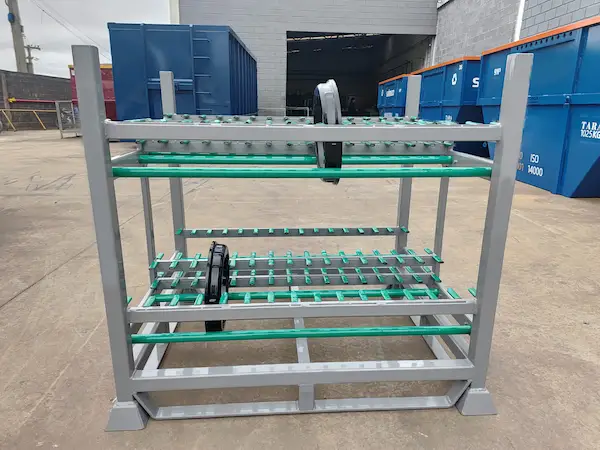 racks metalicos com detalhes verdes acacia